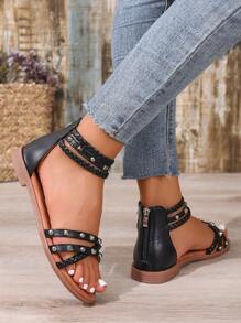 Damen geflochtene flache Sandalen für den Sommer - Metall Nieten Dekoration, Offene Zehenform, Mehrfach-Riemen Dekoration, Lässig-Schicker Stil, Alltäglicher Tragekomfort, Schwarz, Kunstleder