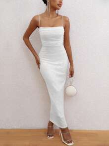 Vestido largo de fiesta con abertura en la espalda, tirantes tipo spaguetti y fruncido en el busto, en color blanco