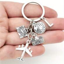 Llavero con tema de viaje de 26 letras con encantos de avión, globo y cámara - Llavero circular con alfabeto, regalo de cumpleaños y vacaciones, llavero casual de aleación de zinc, adecuado para accesorios de automóvil, dije de bolso, mochila para la escuela, gótico lindo y Y2k - Plata antigua - Ver 16
