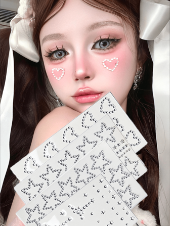 1/2/4 件，这些透明面部宝石贴纸采用心形、星星和蝴蝶结等图案，非常适合派对、Cosplay 和拍照。透明水钻增添一抹微妙而闪耀的光芒，让您轻松打造优雅或可爱的面部艺术。易于粘贴和移除，非常适合在任何特殊场合提升您的形象。