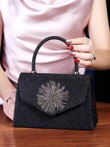 这是一款黑色晚装手拿包，包身呈长方形，顶部配有提手，方便携带，整体设计经典典雅，包盖饰有放射状水晶点缀，璀璨夺目，为整个包包增添奢华精致的气息。 - 黑色 - 查看 1