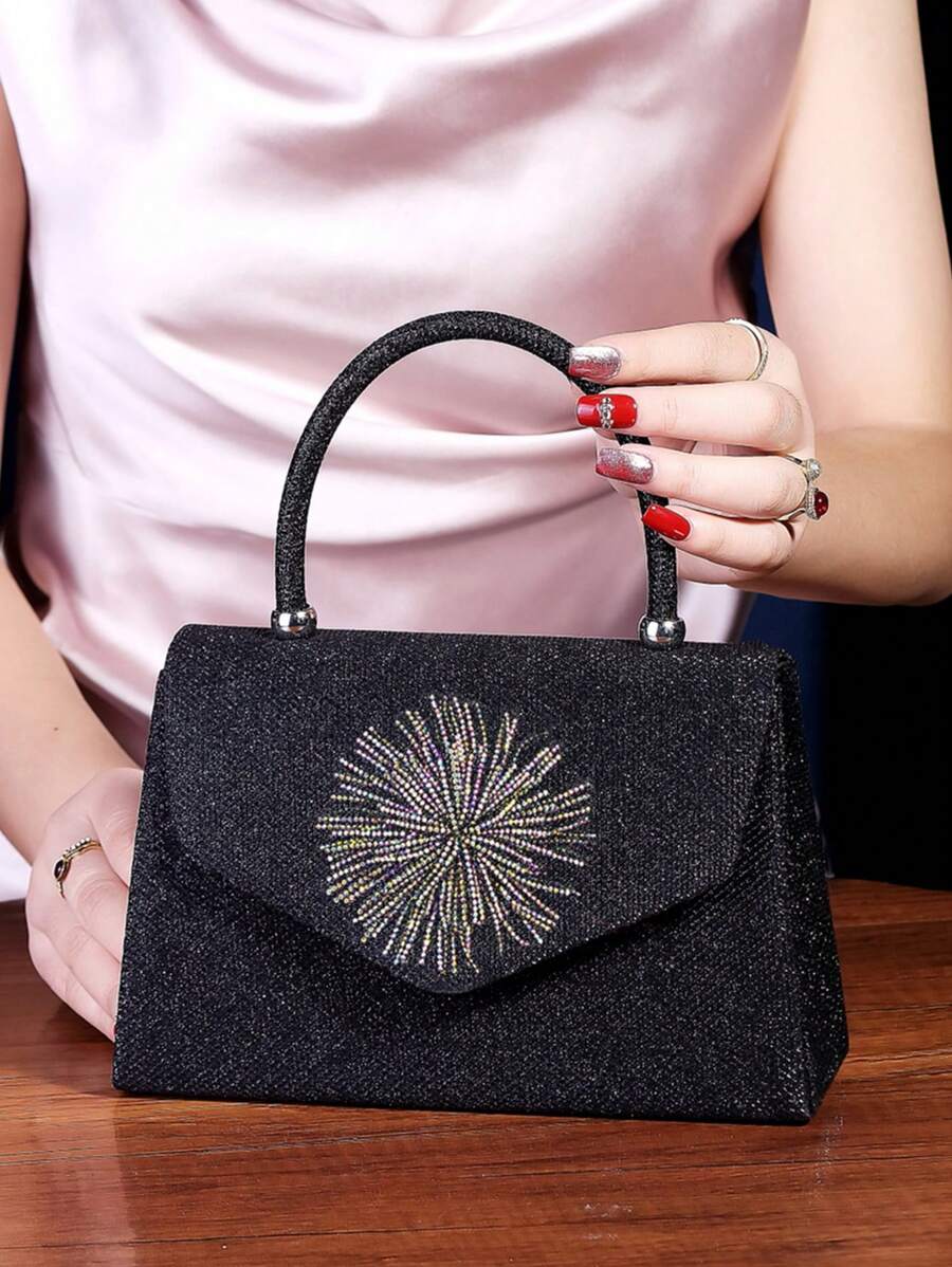 这是一款黑色晚装手拿包，包身呈长方形，顶部配有提手，方便携带，整体设计经典典雅，包盖饰有放射状水晶点缀，璀璨夺目，为整个包包增添奢华精致的气息。 - 黑色 - 查看 1