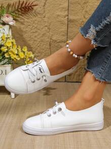 最新时尚百搭平底女士休闲鞋，舒适轻便的设计，适合校园的简约运动鞋风格