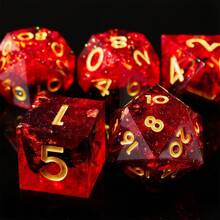 Ensemble de dés en résine rouge élégant avec feuille d'or, au design complexe, avec des formes polyédriques incluant un D20 - Convient pour les jeux de rôle et les jeux de plateau Cthulhu