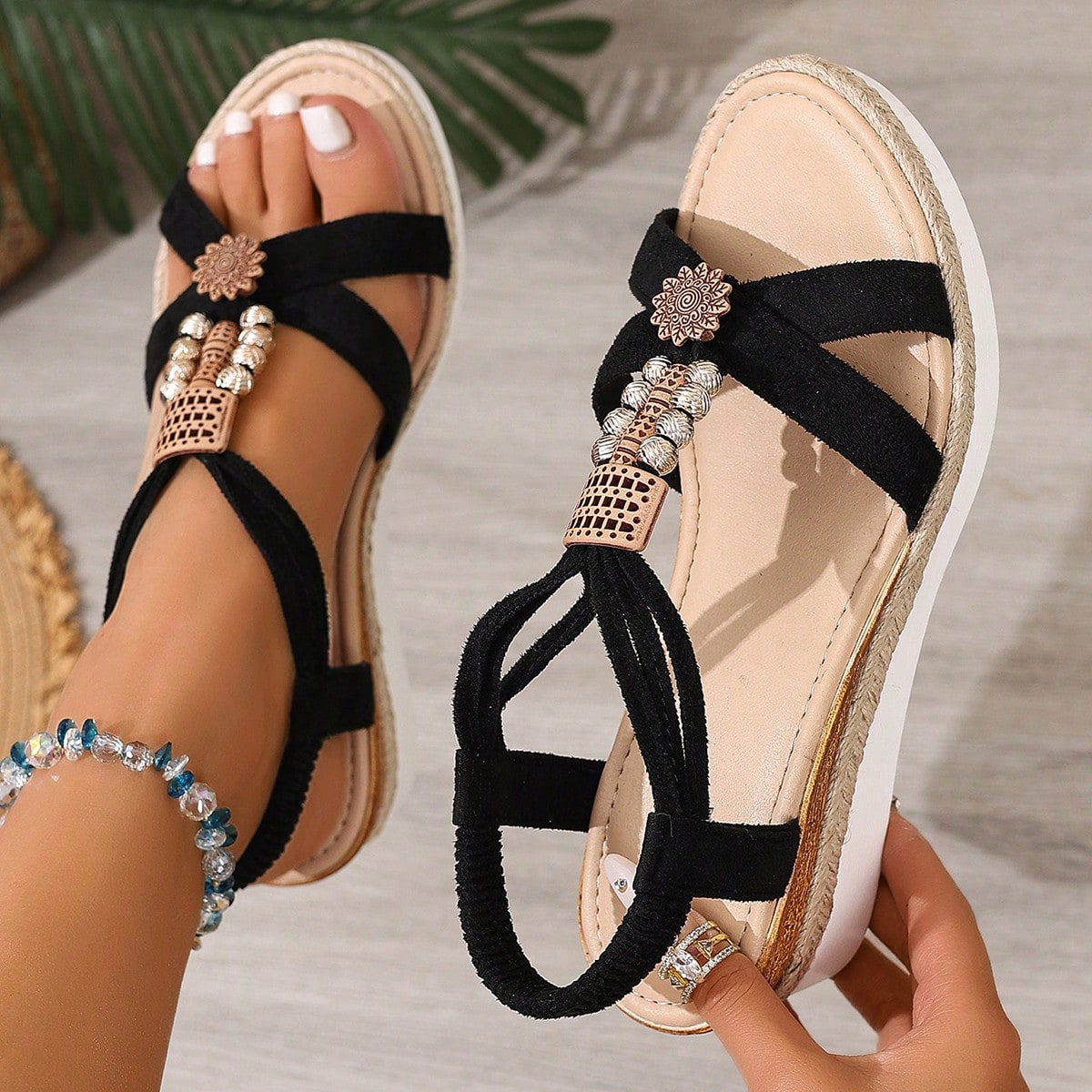 Sandalias de cuña y plataforma de 5,5 cm de estilo vintage para mujer, zapatos de fondo de cuerda de cuentas negras bohemias de verano 2025, esencial