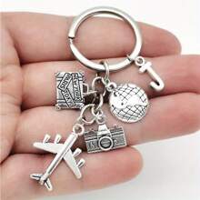 Llavero con tema de viaje de 26 letras con encantos de avión, globo y cámara - Llavero circular con alfabeto, regalo de cumpleaños y vacaciones, llavero casual de aleación de zinc, adecuado para accesorios de automóvil, dije de bolso, mochila para la escuela, gótico lindo y Y2k - Plata antigua - Ver 32