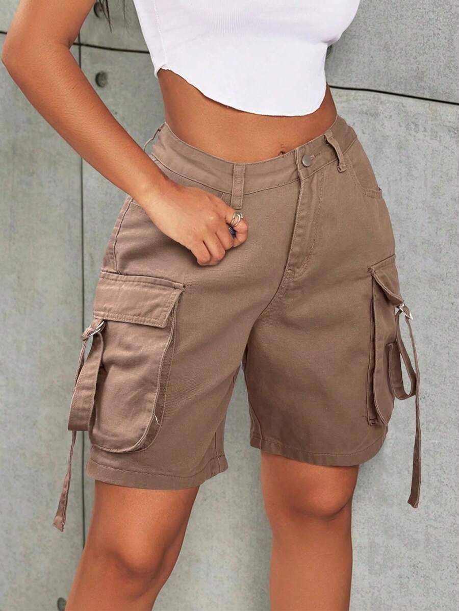 Shorts vaqueros tipo cargo de denim con detalles vintage, bolsillos con solapa, aplicación de cinta, efecto gato, desgastado y dobladillo crudo