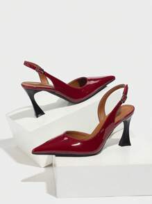 Sandalias de tacón alto con punta cerrada, de cuero lacado rojo, con estilo de Oriente Medio, con correa asimétrica y tacón grueso - Lacre - Ver 7