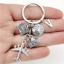 Llavero con tema de viaje de 26 letras con encantos de avión, globo y cámara - Llavero circular con alfabeto, regalo de cumpleaños y vacaciones, llavero casual de aleación de zinc, adecuado para accesorios de automóvil, dije de bolso, mochila para la escuela, gótico lindo y Y2k - Plata antigua - Ver 12
