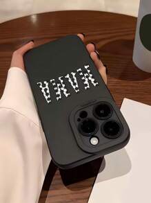 1 pieza Funda de teléfono suave y antideslizante con perforación y cobertura completa, con diseño minimalista de lema de "Mamá de fútbol" en color beige, compatible con iPhone