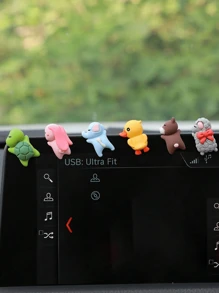 Urocze dekoracje na deskę rozdzielczą samochodu z motywem kreskówek - kolorowe miniaturowe ozdoby, które ulepszą Twoje wrażenia z jazdy, wykonane z żywicy odpornej na ciepło, łatwe w montażu za pomocą kleju bezśladowego, odpowiednie do desek rozdzielczych, lusterek wstecznych, klamek drzwi i otworów wentylacyjnych, dostępne w różnych stylach, spersonalizuj wnętrze swojego samochodu z zabawą i stylem, idealne do dodania uroku konsoli środkowej Twojego samochodu, wiele elementów