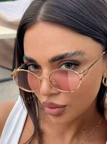 这款时尚优雅的眼镜采用复古金属镜框，适合夏季旅行、海滩度假和摄影搭配。它是夏季海滩假期、户外活动和旅行的理想之选。复古椭圆形镜框饰有字母图案，使其成为外出游玩和返校季的完美搭配。 - 粉色 - 查看 2