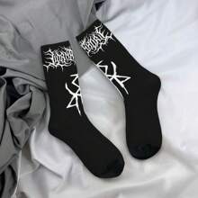 El elegante y misterioso logo de la banda de rock de mosaico con estampado de pata de gallo, calcetín de hombre para hip hop Harajuku con patrón impreso feliz y sin costuras, un regalo novedoso