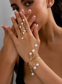 1 Set (Includes 1 Geometric Line Pearl Gold Bracelet And 1 Geometric Line Pearl Ring) Vintage And Fashionable Geometric Line Pearl Gold Bracelet And Geometric Line Pearl Ring Combo Set, Stylish And Cool For Summer, Long-Lasting Pearl Jewelry Set, Suitable For Women To Wear Daily, Holidays, Social Gatherings, Parties, As Couple Gift