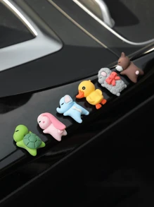 Urocze dekoracje na deskę rozdzielczą samochodu z motywem kreskówek - kolorowe miniaturowe ozdoby, które ulepszą Twoje wrażenia z jazdy, wykonane z żywicy odpornej na ciepło, łatwe w montażu za pomocą kleju bezśladowego, odpowiednie do desek rozdzielczych, lusterek wstecznych, klamek drzwi i otworów wentylacyjnych, dostępne w różnych stylach, spersonalizuj wnętrze swojego samochodu z zabawą i stylem, idealne do dodania uroku konsoli środkowej Twojego samochodu, wiele elementów