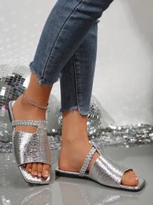 Nowe letnie klapki damskie w stylu 2025, modne płaskie sandały plażowe na zewnątrz