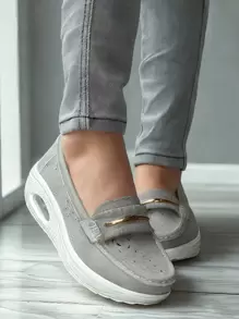 女士镂空鞋。休闲灰色运动鞋，气垫鞋底，手工缝制皮革鞋面，透气一脚蹬厚底坡跟鞋。