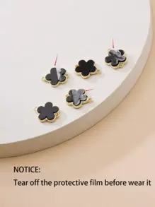 Set de 2 pulseras con diseño clásico de trébol en blanco y negro de moda