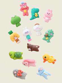 Urocze dekoracje na deskę rozdzielczą samochodu z motywem kreskówek - kolorowe miniaturowe ozdoby, które ulepszą Twoje wrażenia z jazdy, wykonane z żywicy odpornej na ciepło, łatwe w montażu za pomocą kleju bezśladowego, odpowiednie do desek rozdzielczych, lusterek wstecznych, klamek drzwi i otworów wentylacyjnych, dostępne w różnych stylach, spersonalizuj wnętrze swojego samochodu z zabawą i stylem, idealne do dodania uroku konsoli środkowej Twojego samochodu, wiele elementów