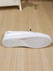 最新时尚百搭平底女士休闲鞋，舒适轻便的设计，适合校园的简约运动鞋风格