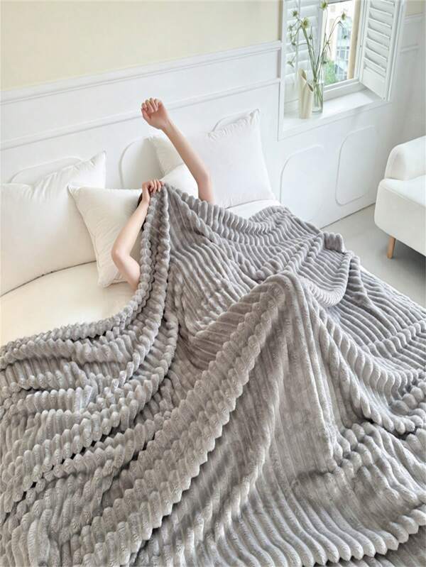 1pc Solid Color Flannel Blanket, Soft Comfortable Wool Blanket, Multiple Size Options, Christmas Blanket For Dual Use As Bedding & Sofa Cover, Suitable For Office, Bedroom, Room Decor, 4 Seasons Use On Sofa, Bed, Chair