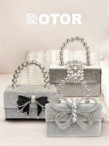 一款时尚优雅的女士晚宴手拿包，也可用作单肩包。配有串珠背链和肩链，闪耀银色金属光泽。饰有水钻，包括一些大钻