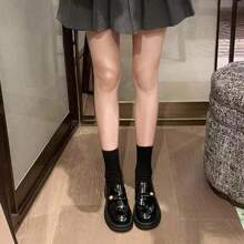 Mocasines casuales con suela gruesa y acabado brillante para mujeres