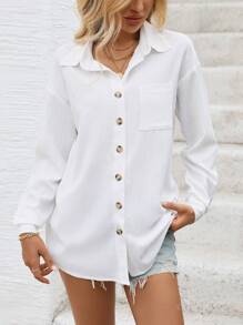 Camicia bianca da donna con colletto aperto e design monopetto strutturato