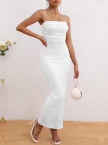 Vestido largo de fiesta con abertura en la espalda, tirantes tipo spaguetti y fruncido en el busto, en color blanco