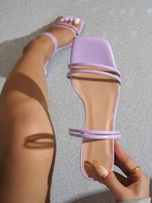 Sandalias elegantes de tacón alto negro con correa de tobillo, suela cuadrada y tacón grueso bajo