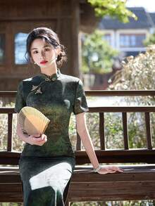 Chinese Style Slimming Long Improved Cheongsam, Young & Retro Short Sleeve, Shanghai Show Edition 2025 - Dark Green - View 2