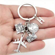 Llavero con tema de viaje de 26 letras con encantos de avión, globo y cámara - Llavero circular con alfabeto, regalo de cumpleaños y vacaciones, llavero casual de aleación de zinc, adecuado para accesorios de automóvil, dije de bolso, mochila para la escuela, gótico lindo y Y2k - Plata antigua - Ver 30