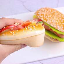 1 pezzo Modello realistico di pane per hamburger, decorazione finta di pane per matrimonio, calamita a forma di cibo, oggetto decorativo per laurea, campione di esposizione per vetrina di compleanno (fatto a mano, potrebbe non essere identico al 100% all'immagine)