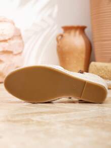 草编搭扣坡跟凉鞋，2025新款闭趾高跟渔夫鞋，时尚假日坡跟圆头凉鞋，春夏穿搭 - 白色 - 查看 8