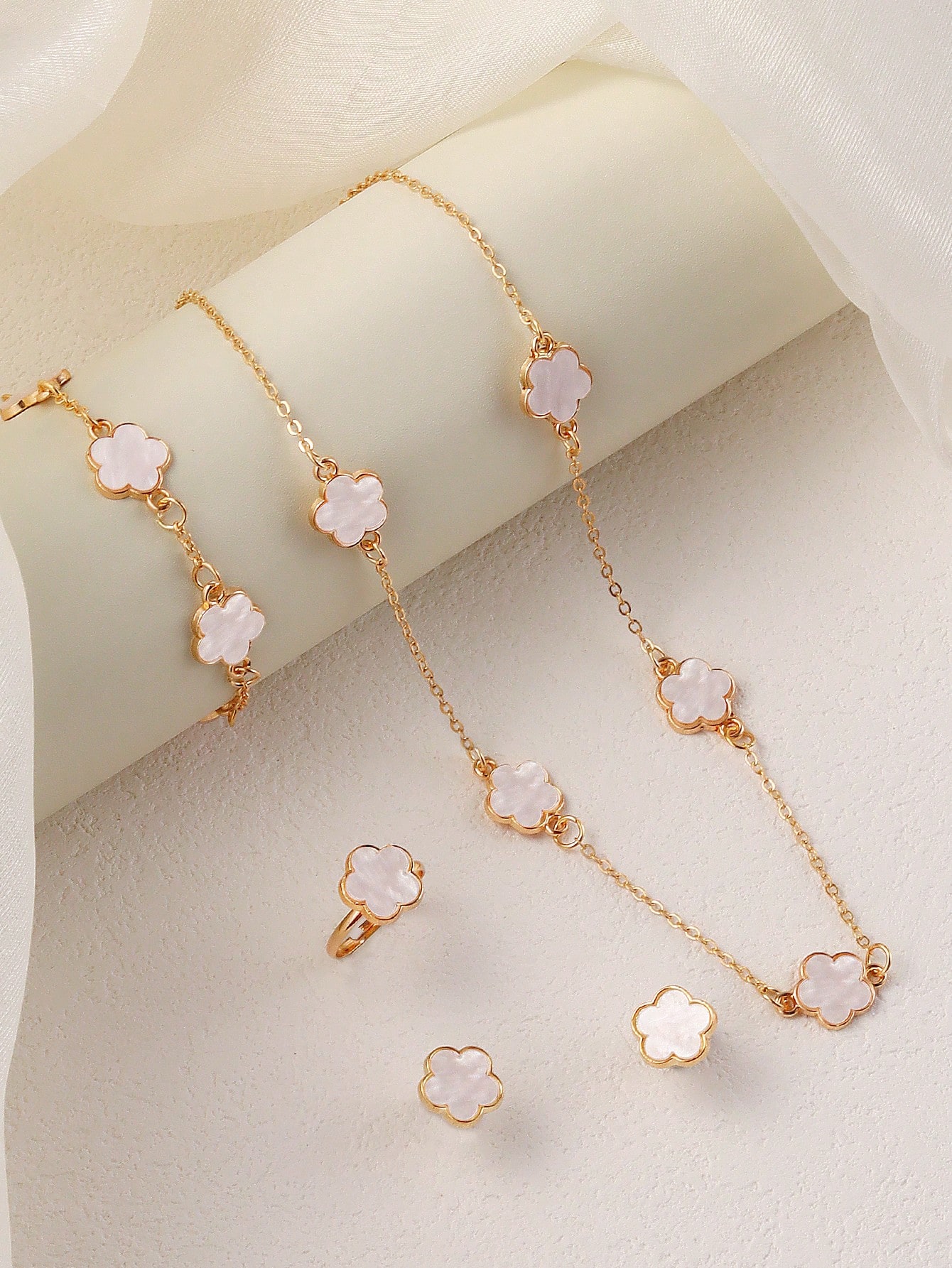 1 طقم هدية مجوهرات للفتاة - 1 قلادة معلق بشكل شبه...