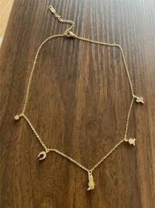 Botas vaqueras occidentales, sombrero vaquero y collar con colgante de pezuña de caballo