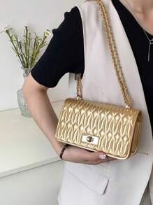 Bolso cuadrado a prueba de agua, ligero, de estilo empresarial casual, con cierre de giro metálico artificial de piel patentada acolchada con cadena para adolescentes, mujeres, estudiantes universitarios, principiantes y trabajadores de cuello blanco. Perfecto para la oficina, la universidad, el trabajo, los viajes, las salidas, el estilo urbano, el punk y el uso diario.