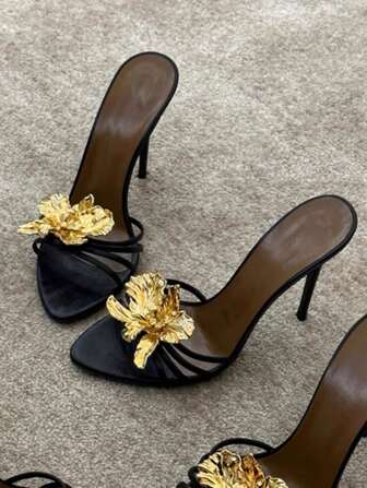 Nouveaux sandales à talons hauts à brides avec fleurs métalliques et strass, orteil carré, pour banquets. Printemps/Été 2025