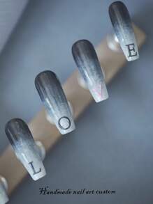 Uñas postizas hechas a mano personalizadas, manicura profesional pintada a mano, se proporciona un tamaño a medida para cada uña, alta adaptabilidad, set de 10 piezas, esmalte de gel, diseño de degradado negro ombre, letra personalizada con significado especial, para uso diario, citas, fiestas, regalos, ajuste cómodo hecho a mano, piezas de uña suaves y de alta calidad, reutilizables