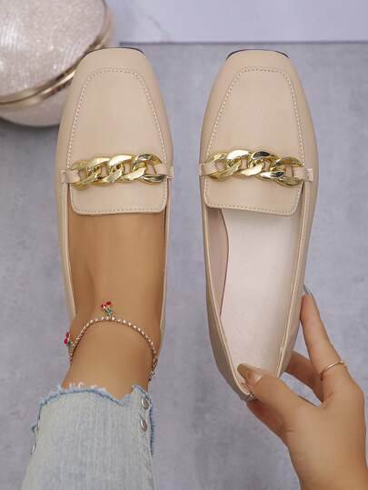 宽楦时尚方头女士平底鞋，日常穿着，金属链条装饰，低鞋面，黑色PU材质，进口大码36-43码，轻便舒适户外加大码平底鞋，春秋季款，乐福鞋