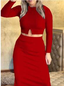 This Incredible Divine Set Brings The Perfect Combination Of Sophistication, Comfort And Style! The Ribana Skirt Offers An Impeccable Fit And Comfort For Your Everyday Life. The Long-Sleeved Crop Top Completes The Look, Bringing An Elegant And Modern Touch, Ideal For Any Occasion. - 紅色 - 查看 2