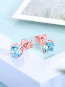 Orecchini a bottone in argento 925 personalizzati con pietre preziose di forma rotonda, quadrata e a cuore. Sono regali semplici e personalizzati, adatti da regalare ad amici, migliori amiche, madri e partner. Questi orecchini sono regali personalizzati perfetti per occasioni come San Valentino, Festa della Mamma, Natale, anniversari, compleanni e altro ancora.