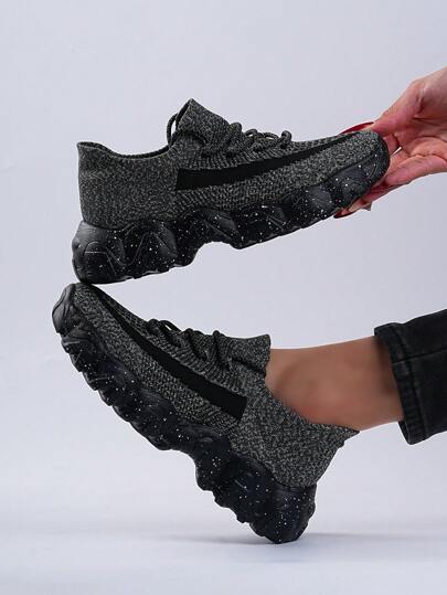 Scarpe con suola spessa e lacci per donne con taglie grandi, sneaker alla moda e comode con slip-on e tomaia alta