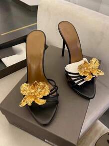 Nouveaux sandales à talons hauts à brides avec fleurs métalliques et strass, orteil carré, pour banquets. Printemps/Été 2025