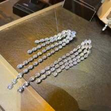 1 par de pendientes largos con borlas de aleación de cobre exagerada con circonita, adecuados para usar en fiestas y vacaciones de mujeres