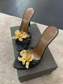 Nouveaux sandales à talons hauts à brides avec fleurs métalliques et strass, orteil carré, pour banquets. Printemps/Été 2025