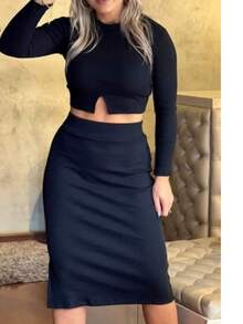 This Incredible Divine Set Brings The Perfect Combination Of Sophistication, Comfort And Style! The Ribana Skirt Offers An Impeccable Fit And Comfort For Your Everyday Life. The Long-Sleeved Crop Top Completes The Look, Bringing An Elegant And Modern Touch, Ideal For Any Occasion. - 黑色 - 查看 2