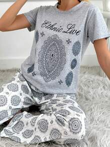 女士字母与花卉印花圆领短袖 T 恤和裤子休闲舒适睡衣套装