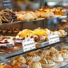 1 pezzo/5 pezzi Porta cartellini segna prezzo in acrilico da 8,89 cm/3,5 pollici x 6,35 cm/2,5 pollici, mini cartellini segna prezzo in acrilico per buffet, espositori di prezzo al dettaglio, supporto in plastica trasparente da banco per biglietti da visita, cartellini, cartelli per matrimoni, regali estivi di compleanno, forniture scolastiche, decorazioni per la stanza