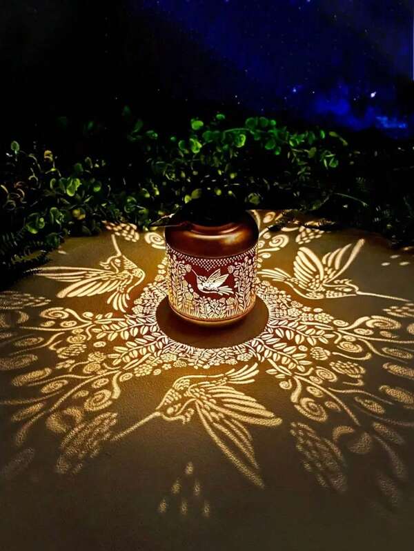1pc Solar Metal Hummingbird Element Lantern, Outdoor Waterproof Lawn Landscape Hummingbird Pattern Hanging/Standing Lantern, LED Hollow Carving Suspension/Standing Lamp, Suitable For Home Decorations, Courtyard Terraces Lawns, Tabletop Small Paths Landscapes, Garden Decks, Porch Birthdays, Party Weddings, Halloween Christmas Garden Decoration Gift.